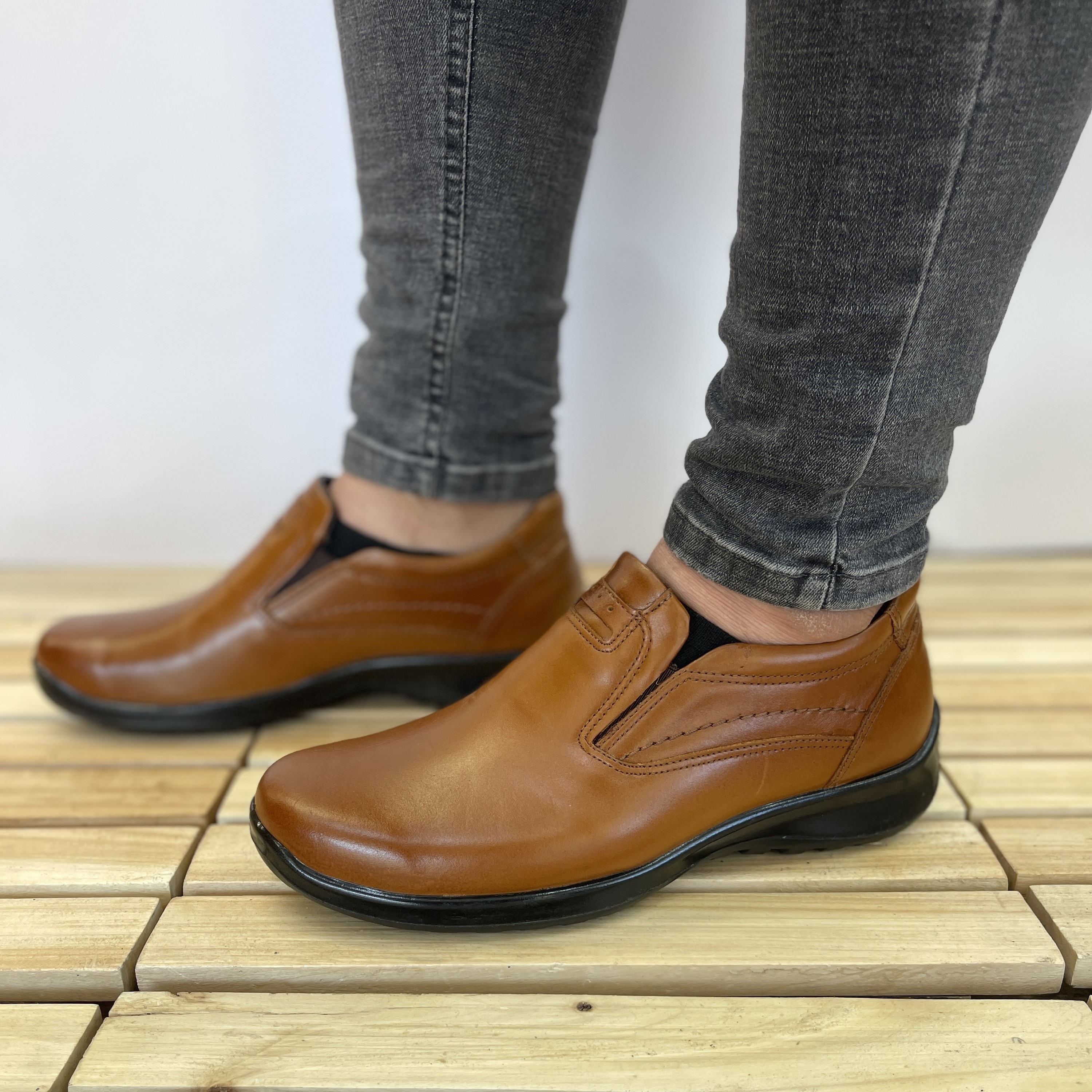 کفش طبی خیلی راحتی و استاندارد تمام چرم در دو رنگ سایز 39 تا 45 موجود در کفش پاپوش بهبهان 