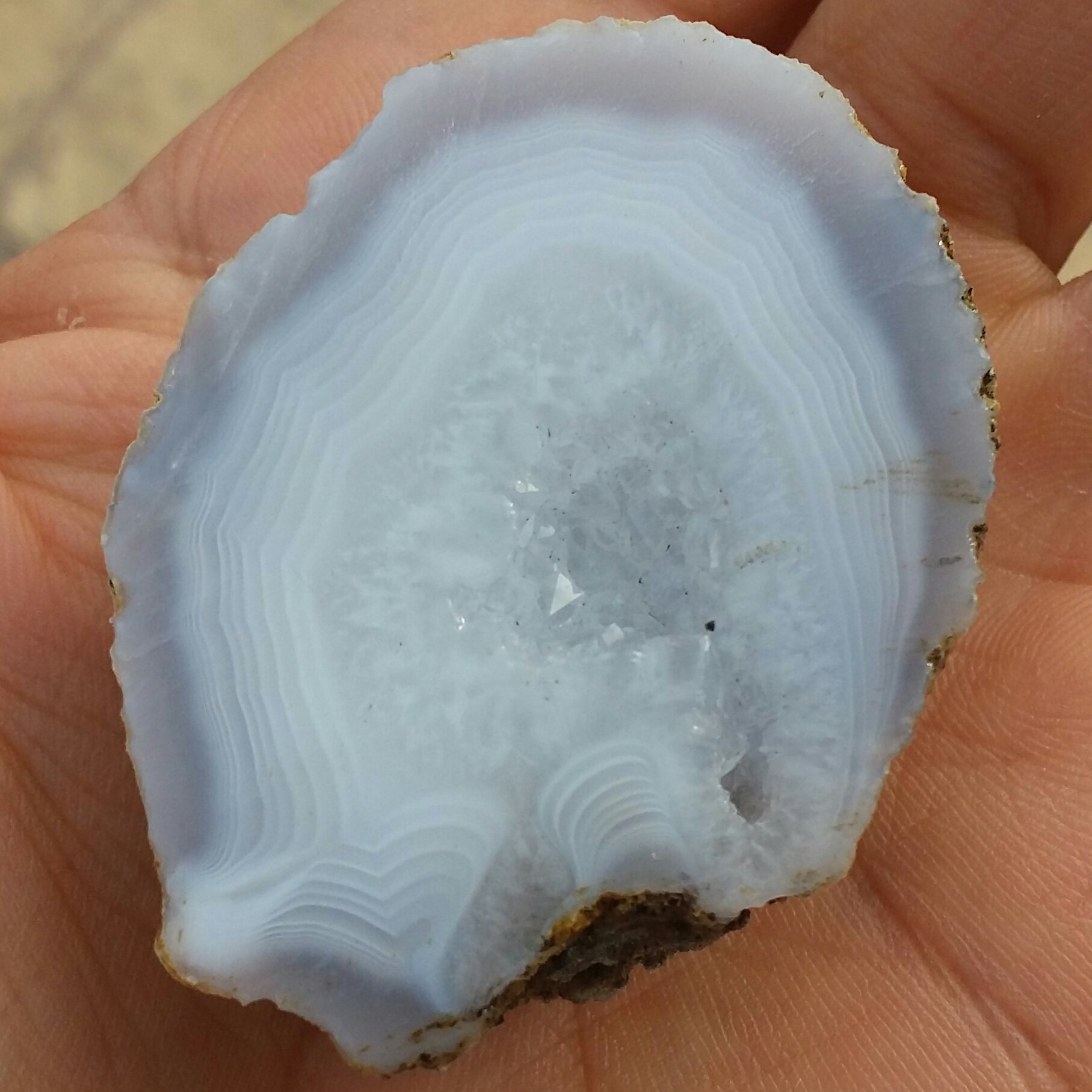 اسلایس سنگ راف عقیق سلیمانی 3بعدی ژئود بلور دار  بسیار دیدنی محششرر شاهکار خلقت کاملا طبیعی