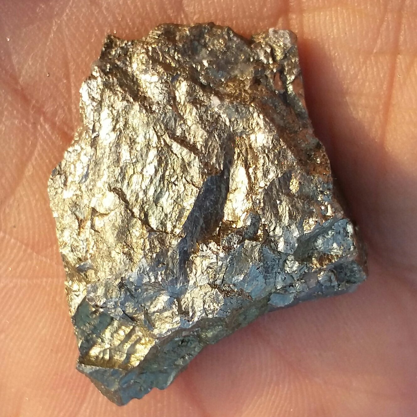 سنگ راف حبه شده پیریت طلایی ملقب به سنگ طلا 100 در 100 طبیعی شاهکار خلقت
تماما پیریت بدون ناخالصی
بی نظیر
کد 8813