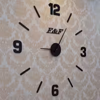 ساعت دیواری لاتین خطی