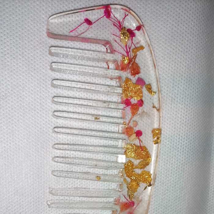 شانه رزینی شفاف دارای گل و ورق طلا