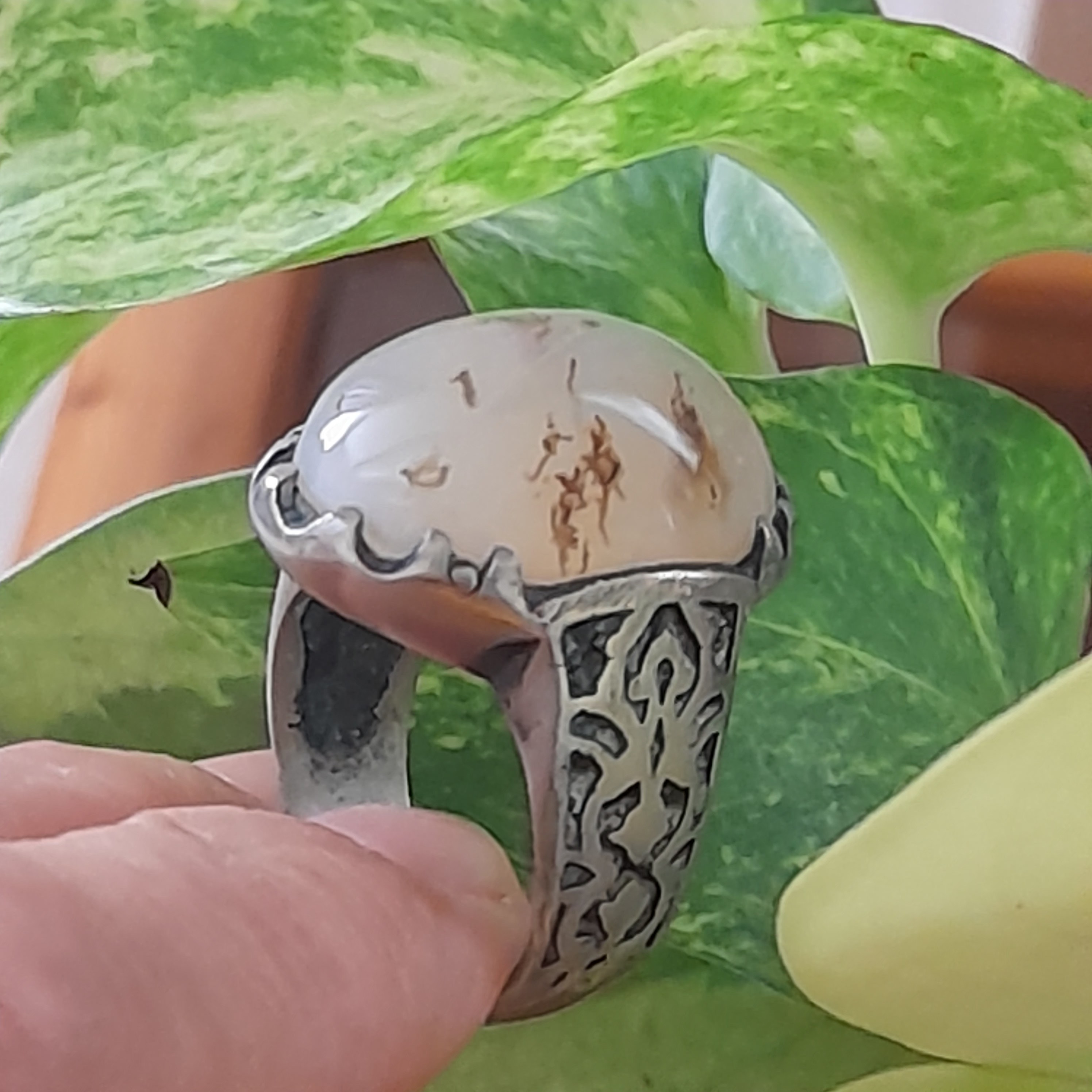 عقیق کهربای سفید خالدار