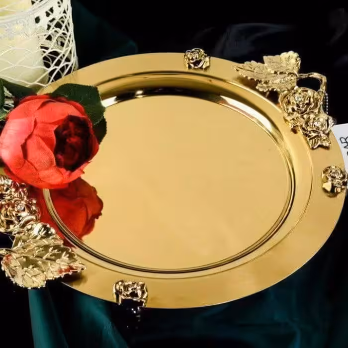 سینی گرد طلایی پایه دار سایز بزرگ با دسته طرح گل وبرگ