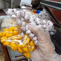 دراژه شکلات عید نوروز آجیل کادو و سوغات سوغاتی سوغات سرا نقل مغز گردو زعفران عید نوروز و کادو به فامیل