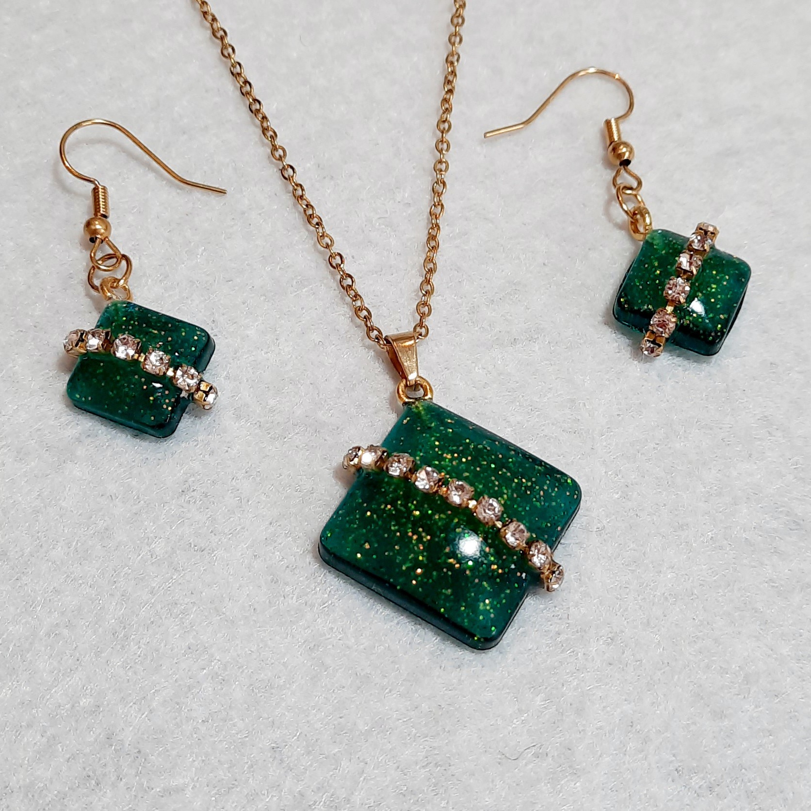 نیم ست زنانه طرح زمرد نیم ست زنانه رزینی با زنجیر و قلاب گوشواره استیل رنگ ثابت و ضد حساسیت