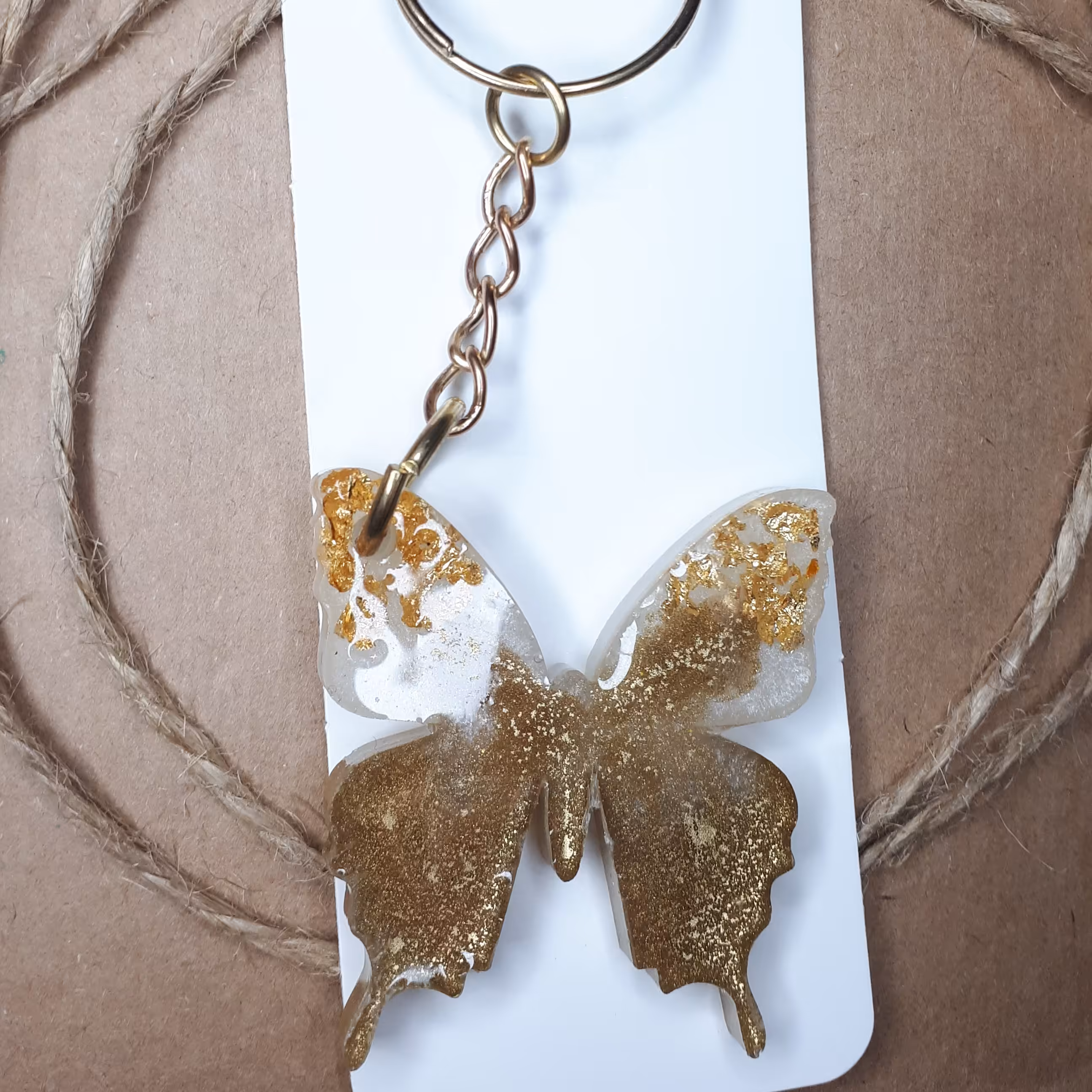 جاکلیدی رزینی طرح پروانه سفید و طلایی 