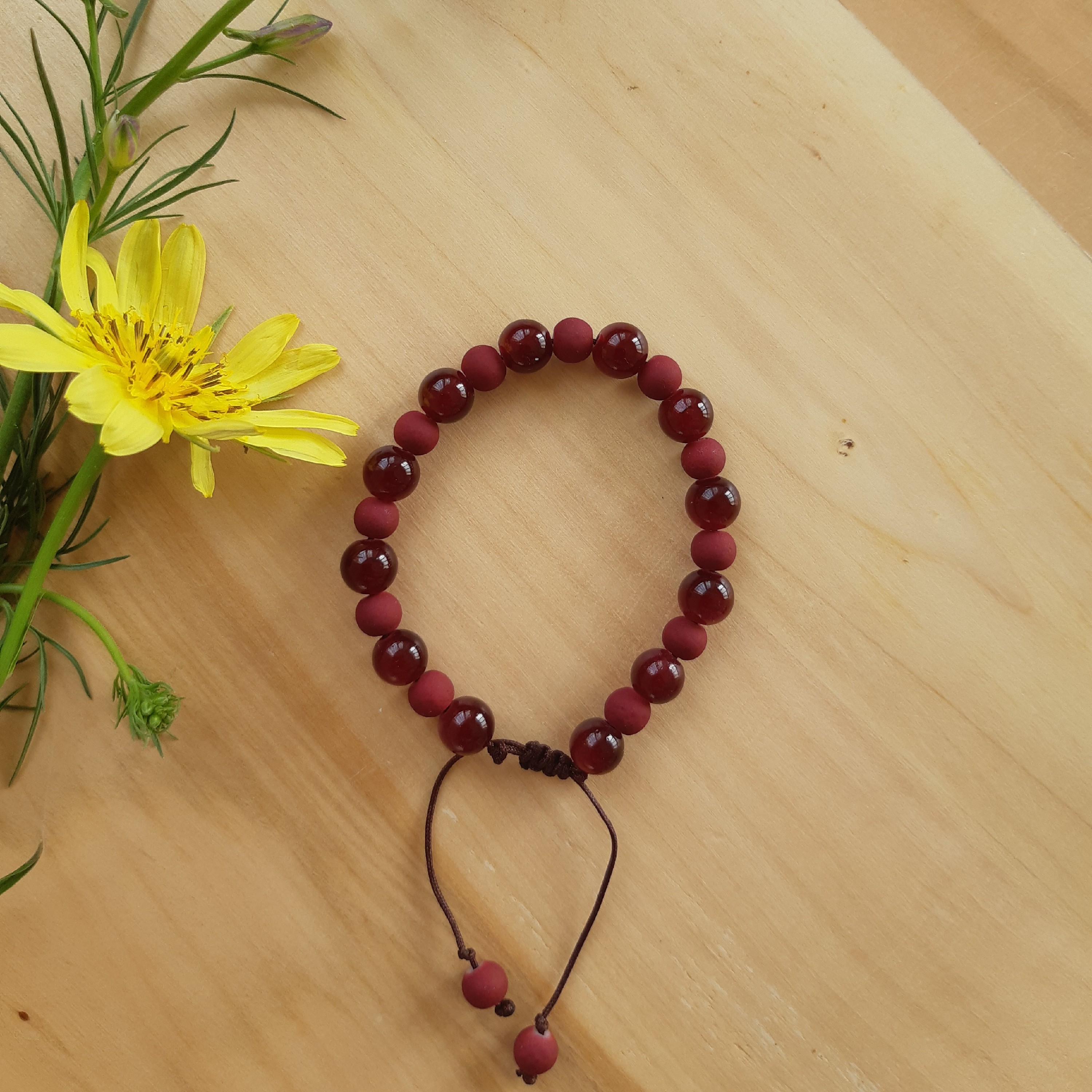 دستبند با مهره سنگی قهوه ای و زرشکی مات با قفل کشویی مناسب برای همه سنین