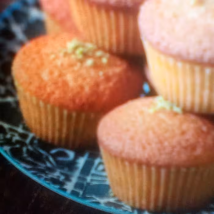 کیک یزدی خاله ملیکا هزینه پیک با مشتری عزیز میباشد.