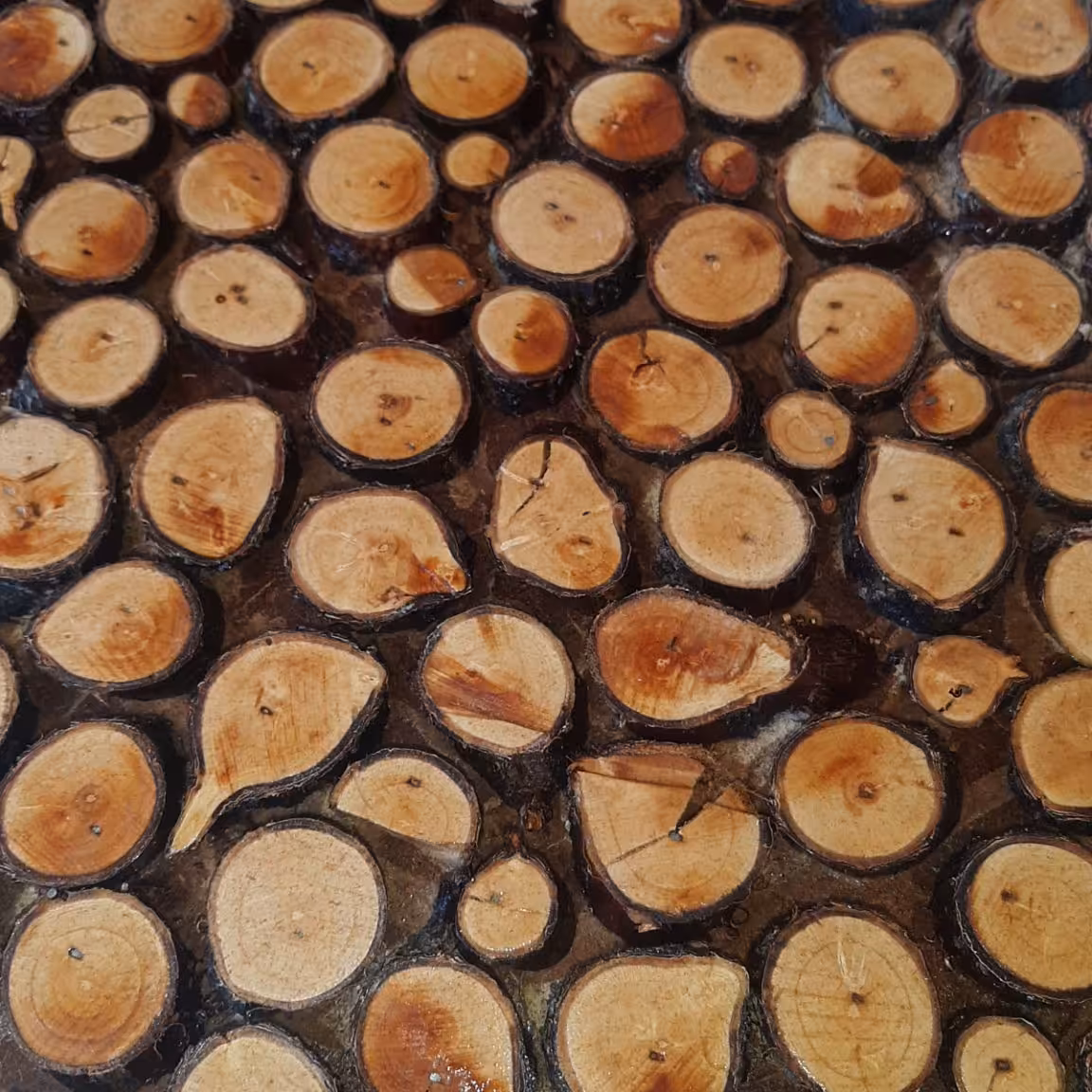 میز زردالو با قطر صفحه پنجاه سانت و ارتفاع یک متر 