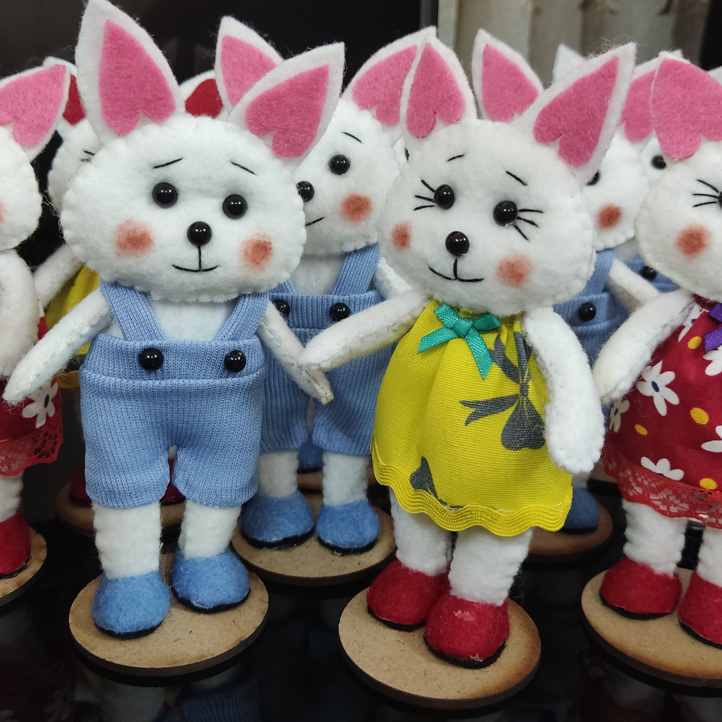 خرگوش  کوچولو 150گرم در دو طرح پسر و دختر درست شده با نمد در اندازه 17سانت مناسب برای سفره هفت سین 