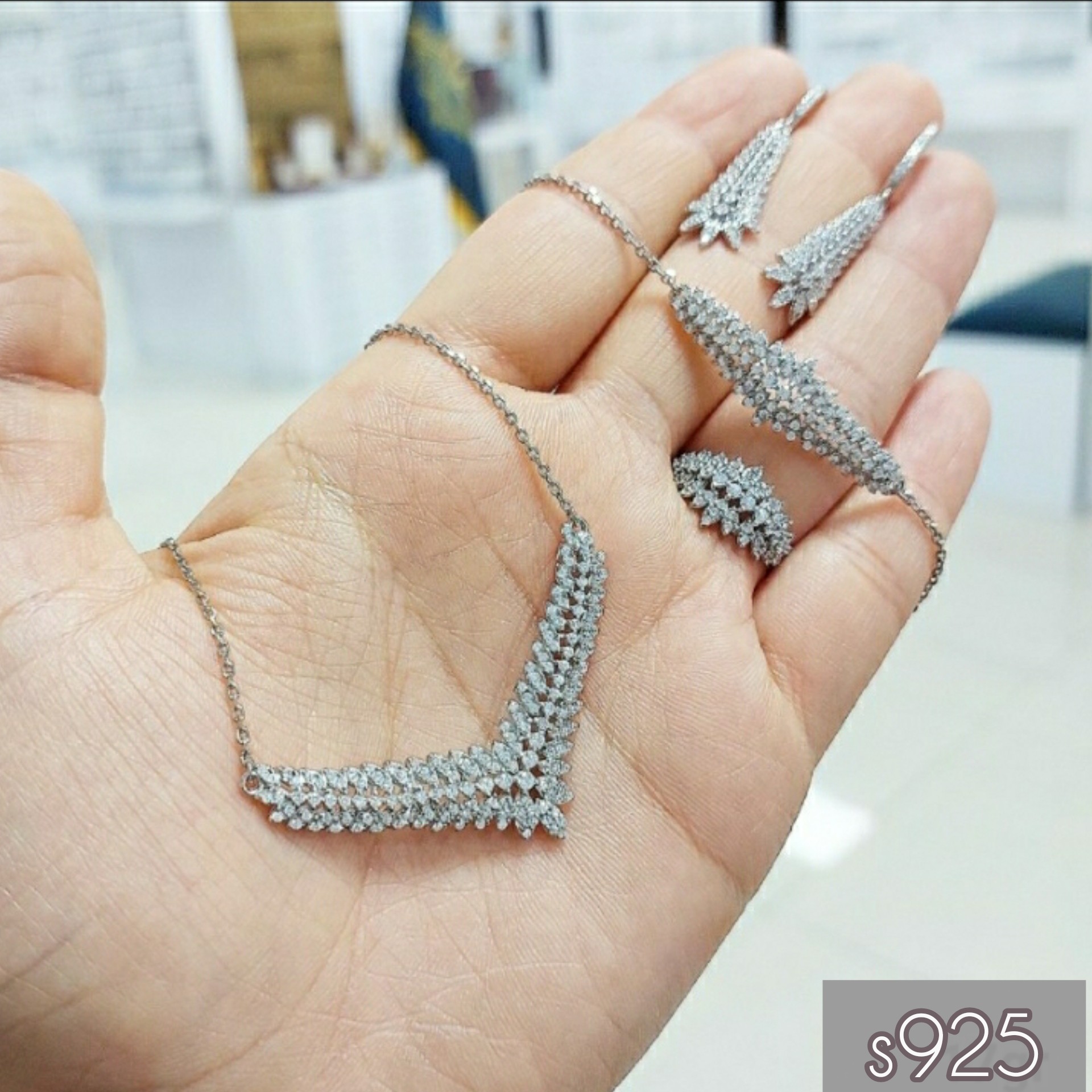 سرویس نقره میکرو  بسیار شیک با عیار 925 و آبکاری طلاسفید دقیقا مشابه طلا