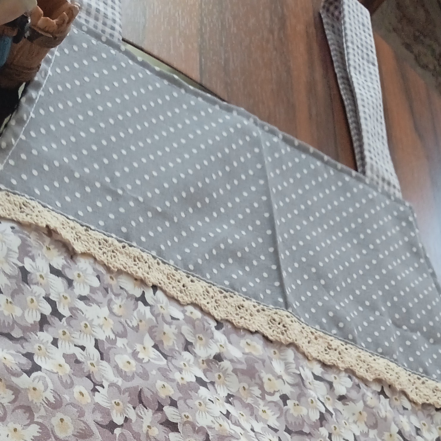 پیش بند گارسونی از جنس پارچه ترک طوسی از سه لایه پارچه گلدار ترک مشما وآستری 