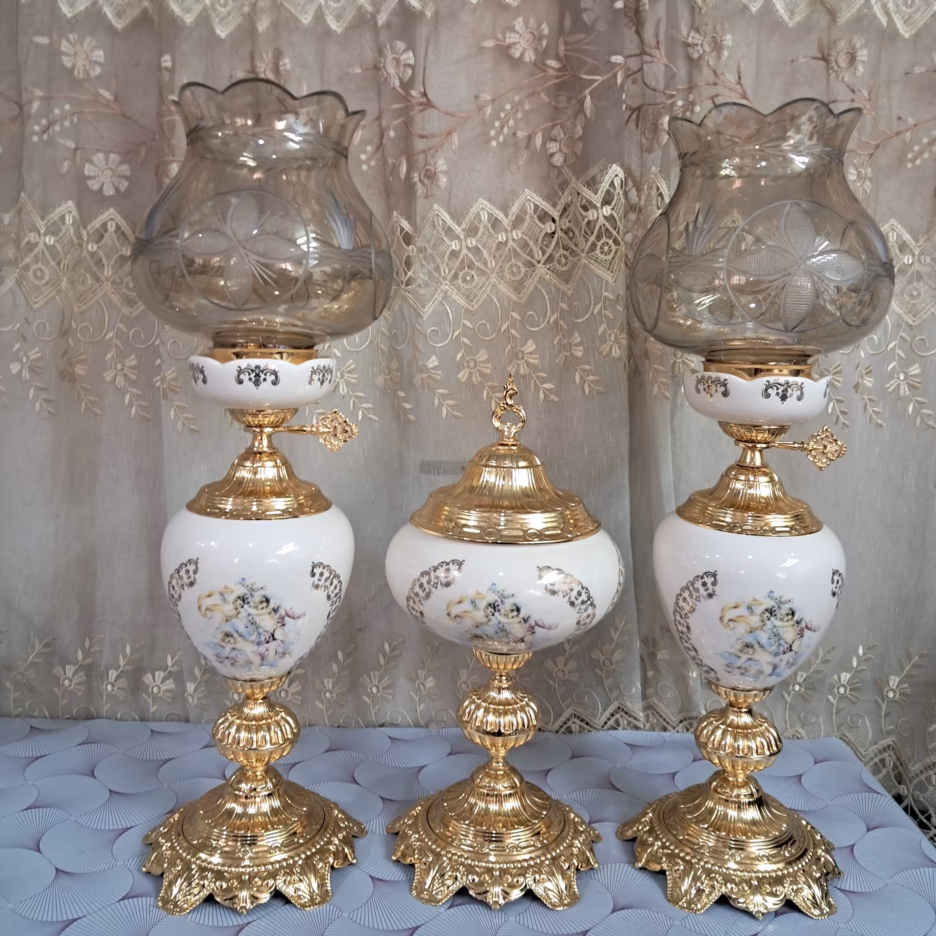 شمعدان نفیس ...فعالیت در زمینه تولید انواع شمعدان  وچراغ های روشنایی ولوستر و