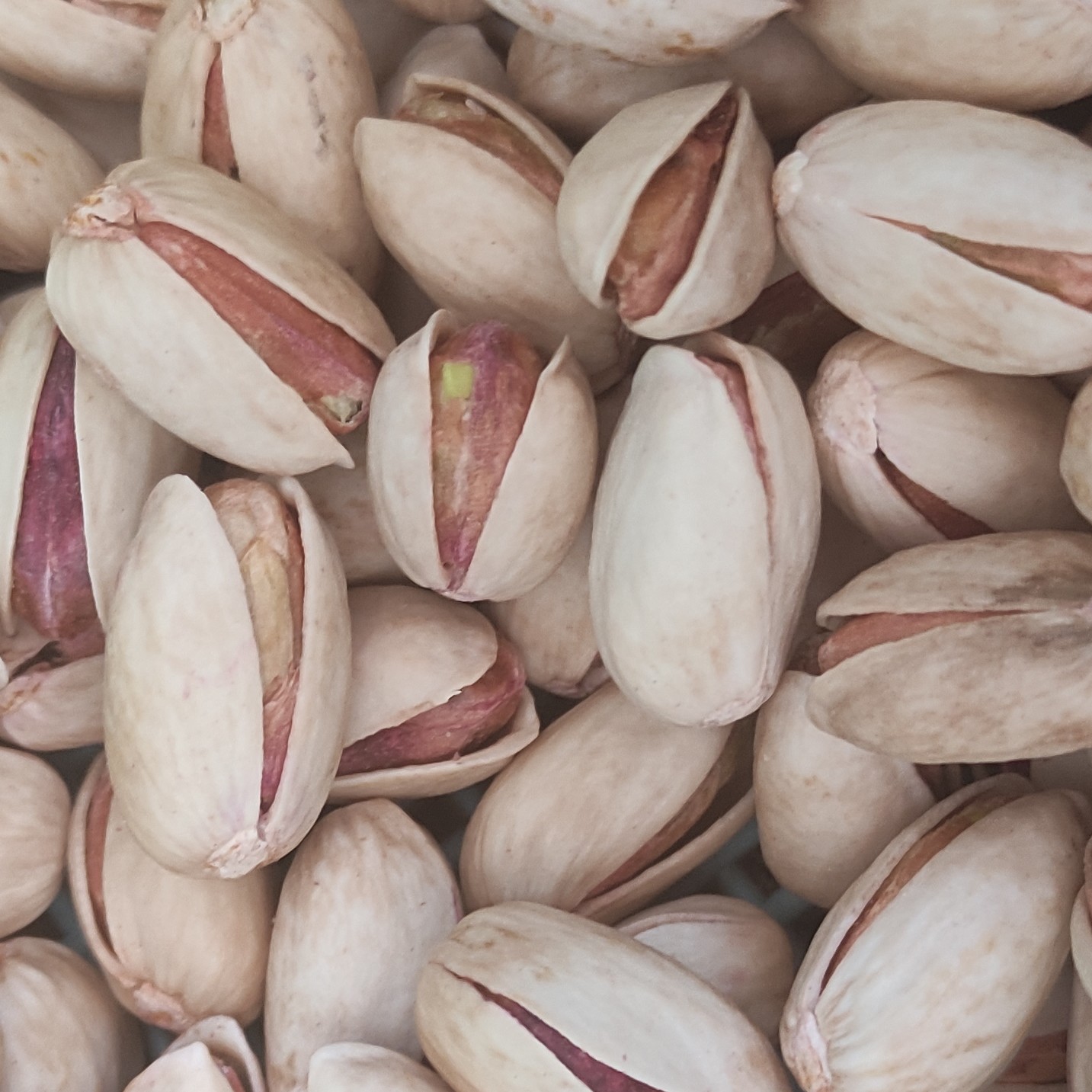 پسته بادامی ممتاز نمکی( بدون بست و تمام خندان)  . یک کیلویی