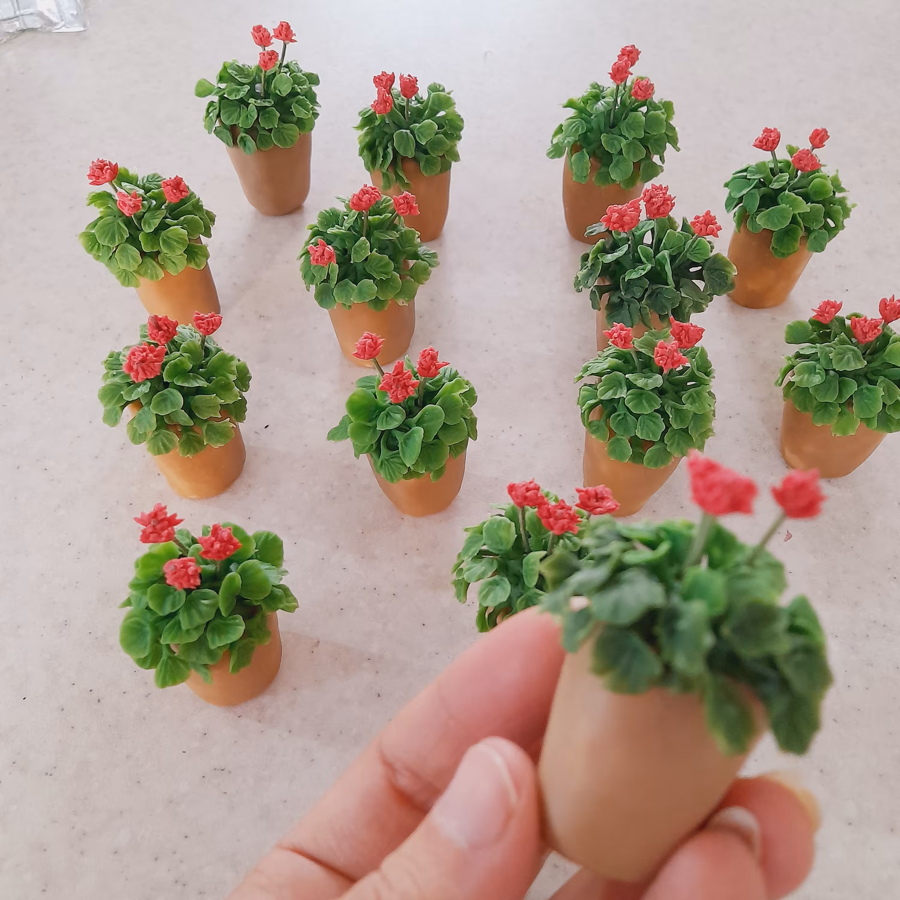 گلدان گل شمعدانی قرمز مینیاتوری مناسب برای تزیین ماکت خانه و انواع ماکتهای دیگه
