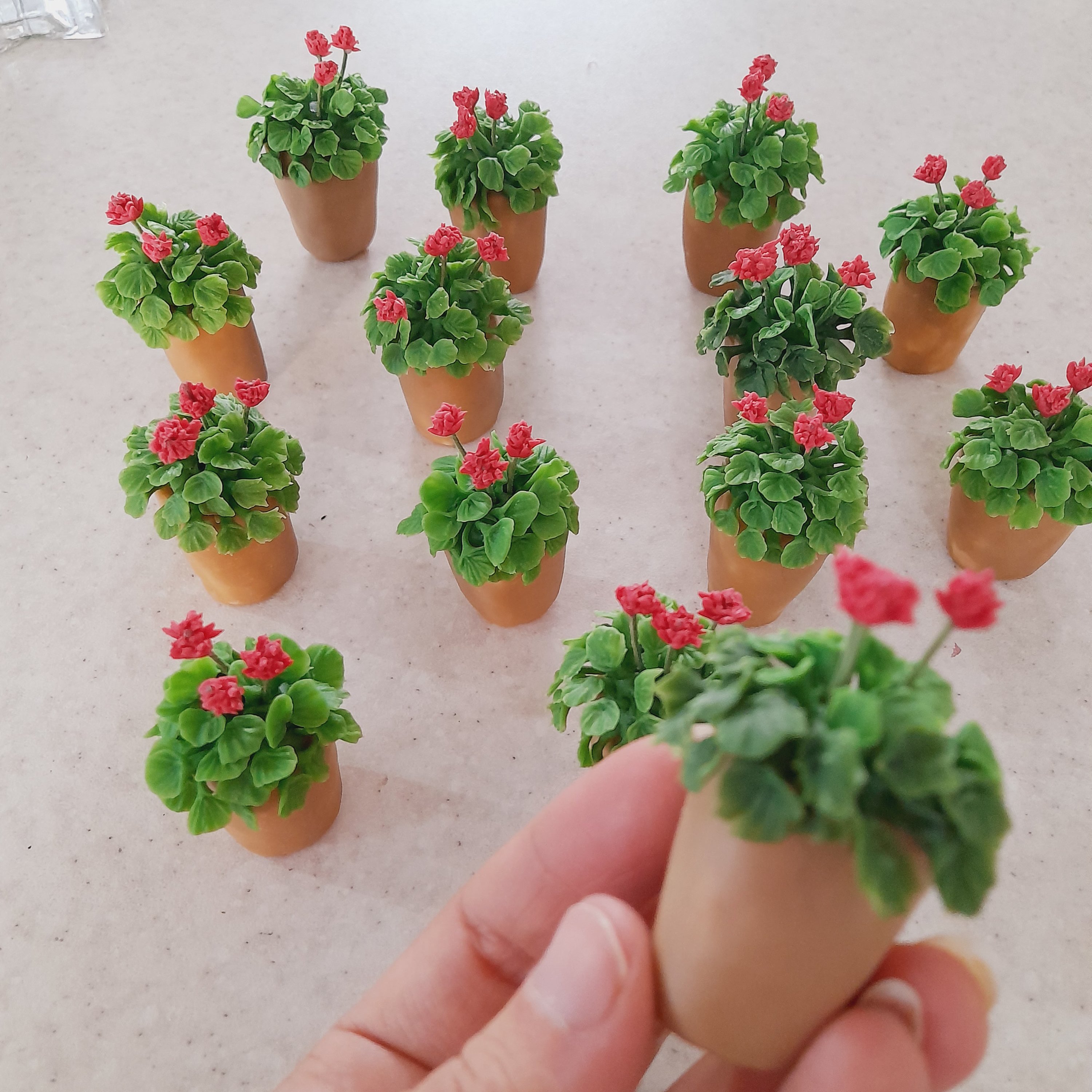 گلدان گل شمعدانی قرمز مینیاتوری مناسب برای تزیین ماکت خانه و انواع ماکتهای دیگه