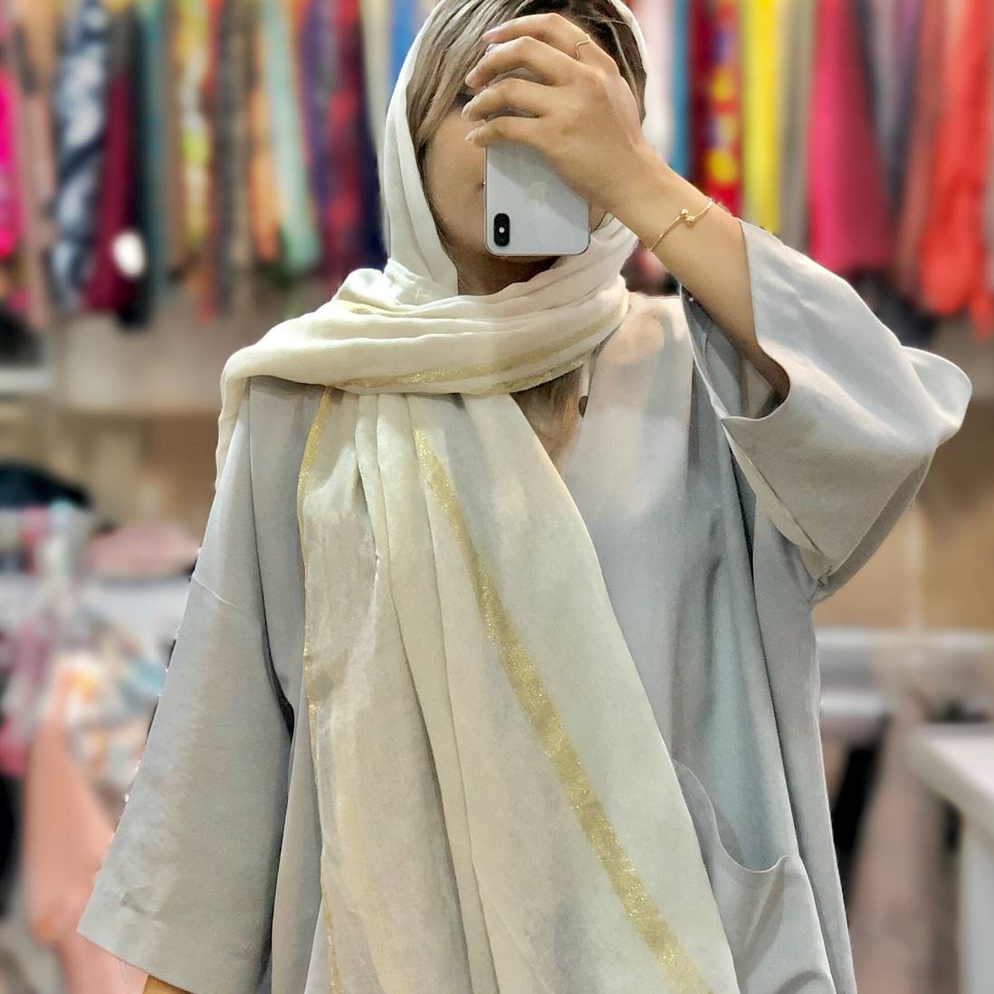 شال نخی مجلسی قواره دار کرم با خطوط شاین طلایی اندازه 100 در 190 سانتیمتر