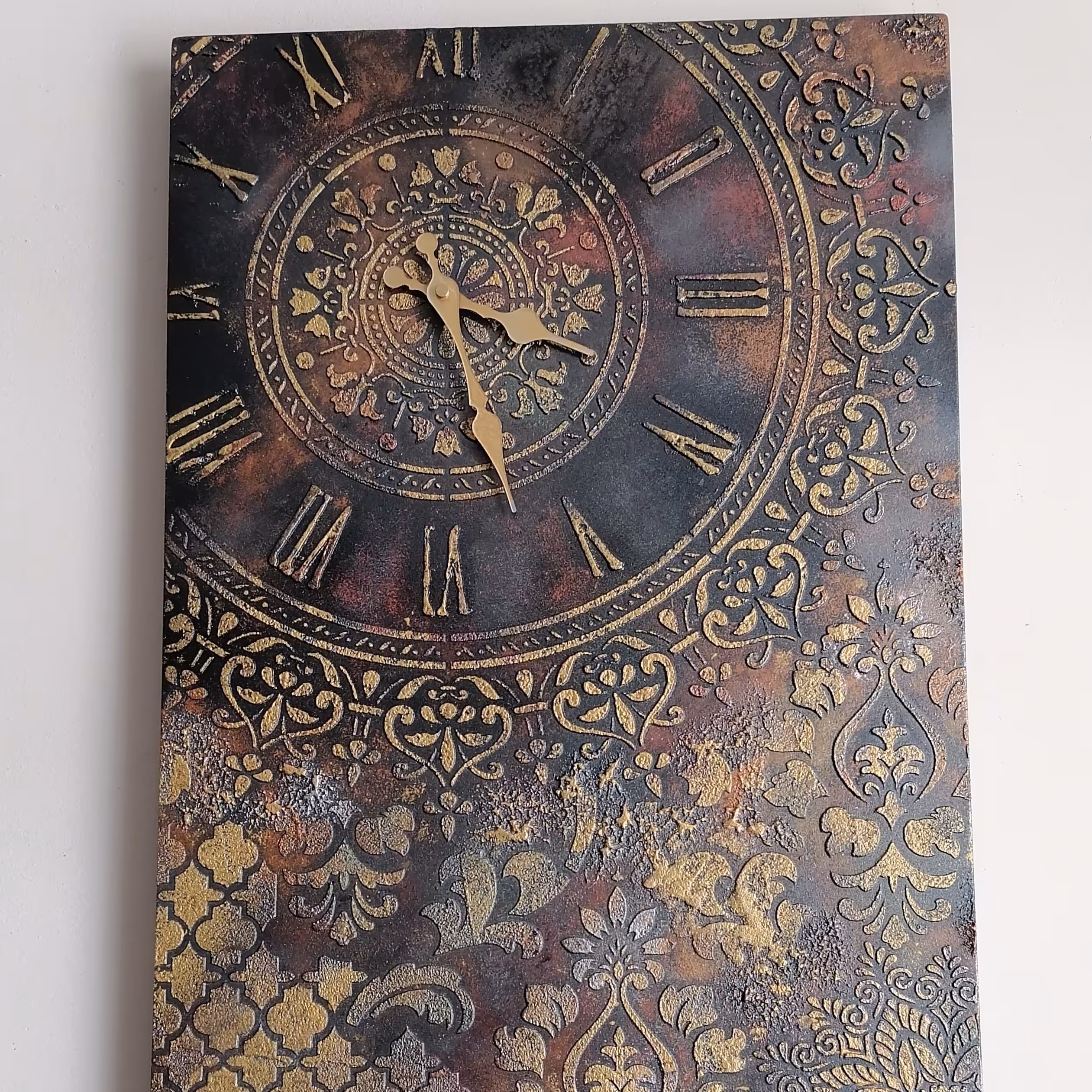 ساعت دیواری چوبی خاص  پتینه کاری شیک مدرن بزرگ متوسط نقش برجسته دکور  قیمت مناسب
