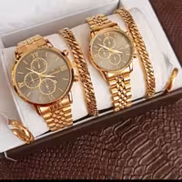 ساعت زنانه  ست زنانه و مردانه ساعت ها دارای روزشمار دو عدد دستبند کاربر  استیل و دو تا حلقه ب همراه دو عدد جعبه کادویی 