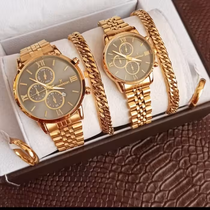 ساعت زنانه  ست زنانه و مردانه ساعت ها دارای روزشمار دو عدد دستبند کاربر  استیل و دو تا حلقه ب همراه دو عدد جعبه کادویی 