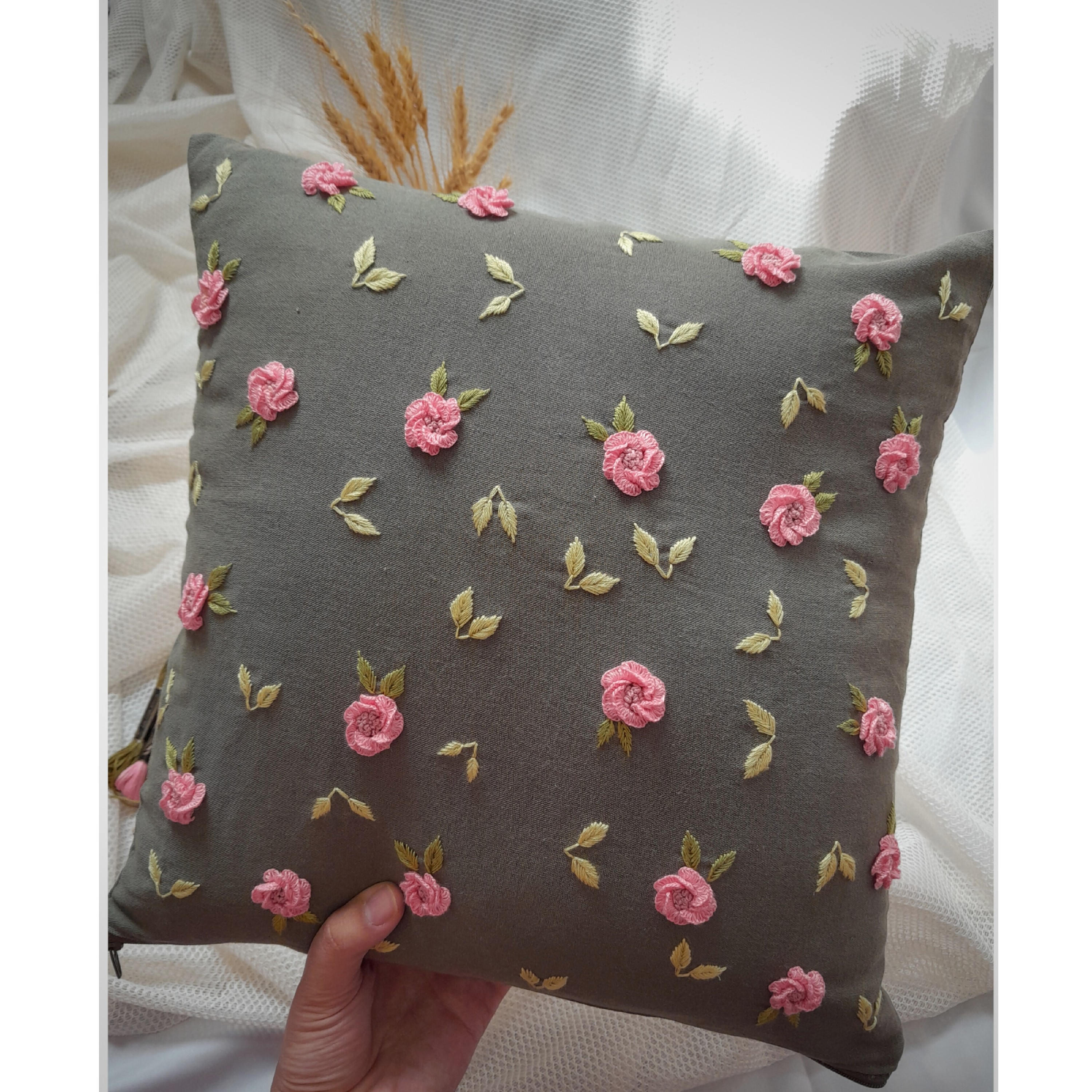 کوسن گلدوزی گل رز