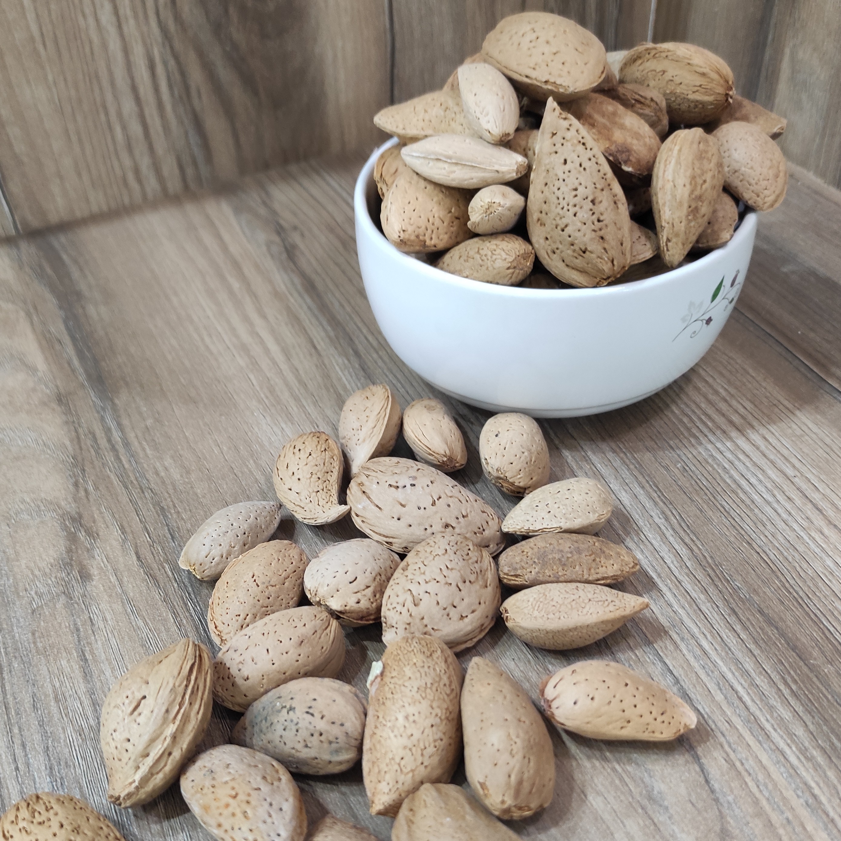 بادام درختی باغات ملایر دستبوس و درشت و شیرین امسالی