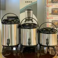 کلمن استیل 8 لیتر اریکا
بدنه و داخل استیل
دارای لیوان مخفی داخل درب
دارای شیر اضافه
دارای پایه های تاشو
دارای شیر آسان ر