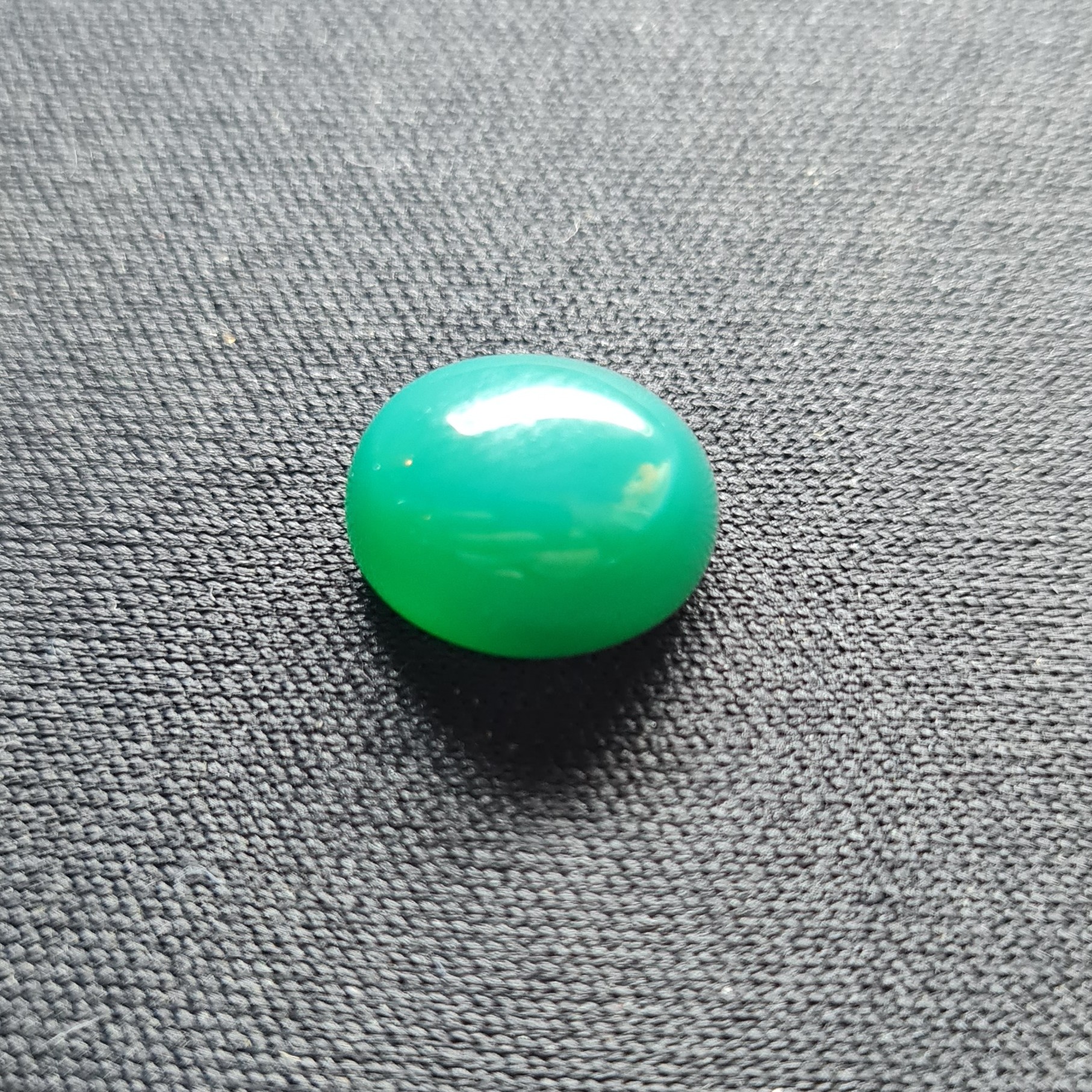 نگین عقیق سبز. مشخصات. طول  1.2 سانتی متر. عرض 1 سانتی متر. ارتفاع 0.6 سانتی متر. 
