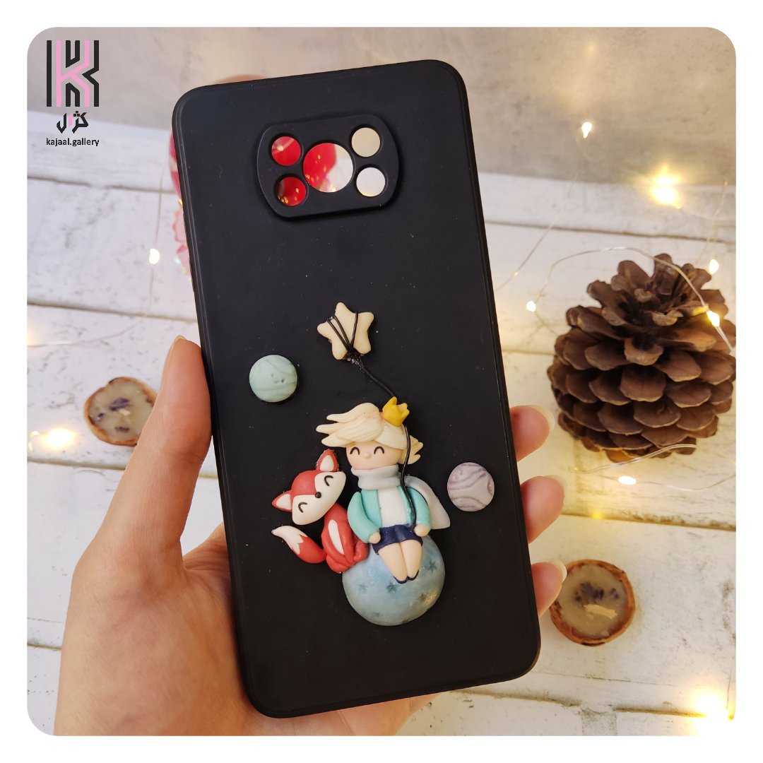 قاب گوشی فانتزی با طرح شازده کوچولو تزئین شده با خمیر پلیمری خارجی فیمو و سرنیت