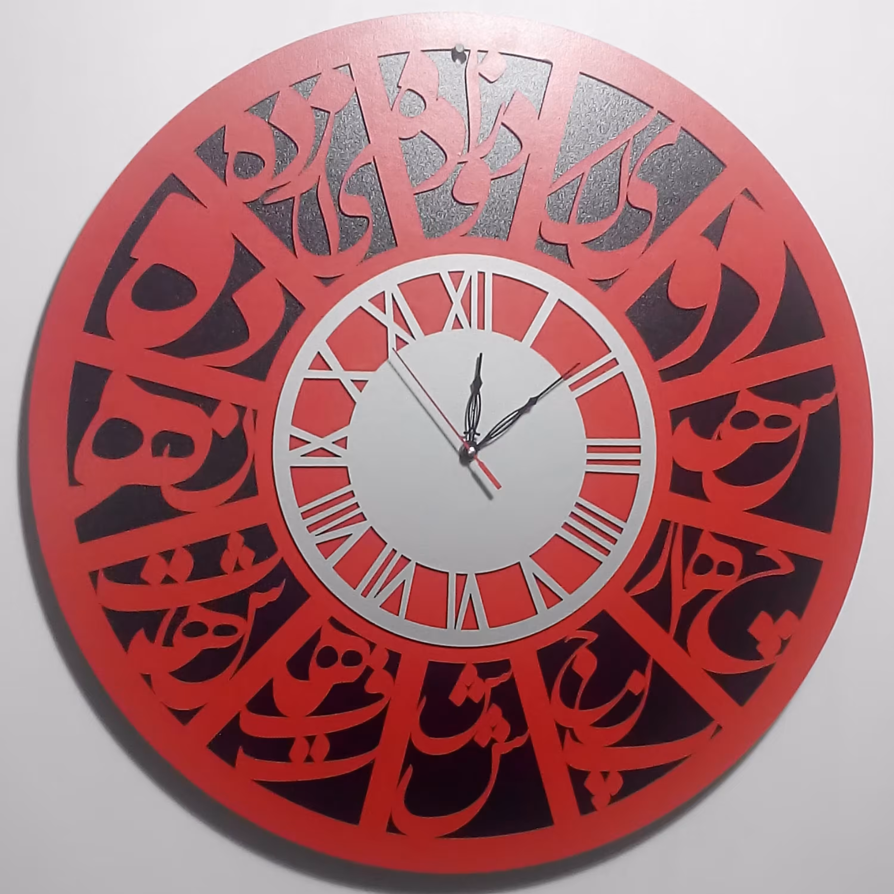 ساعت دیواری چوبی طرح فانتزی که عداد بصورت فارسی با خطی زیبا برش خورده  هزینه پست به صورت پس پرداخت می باشد