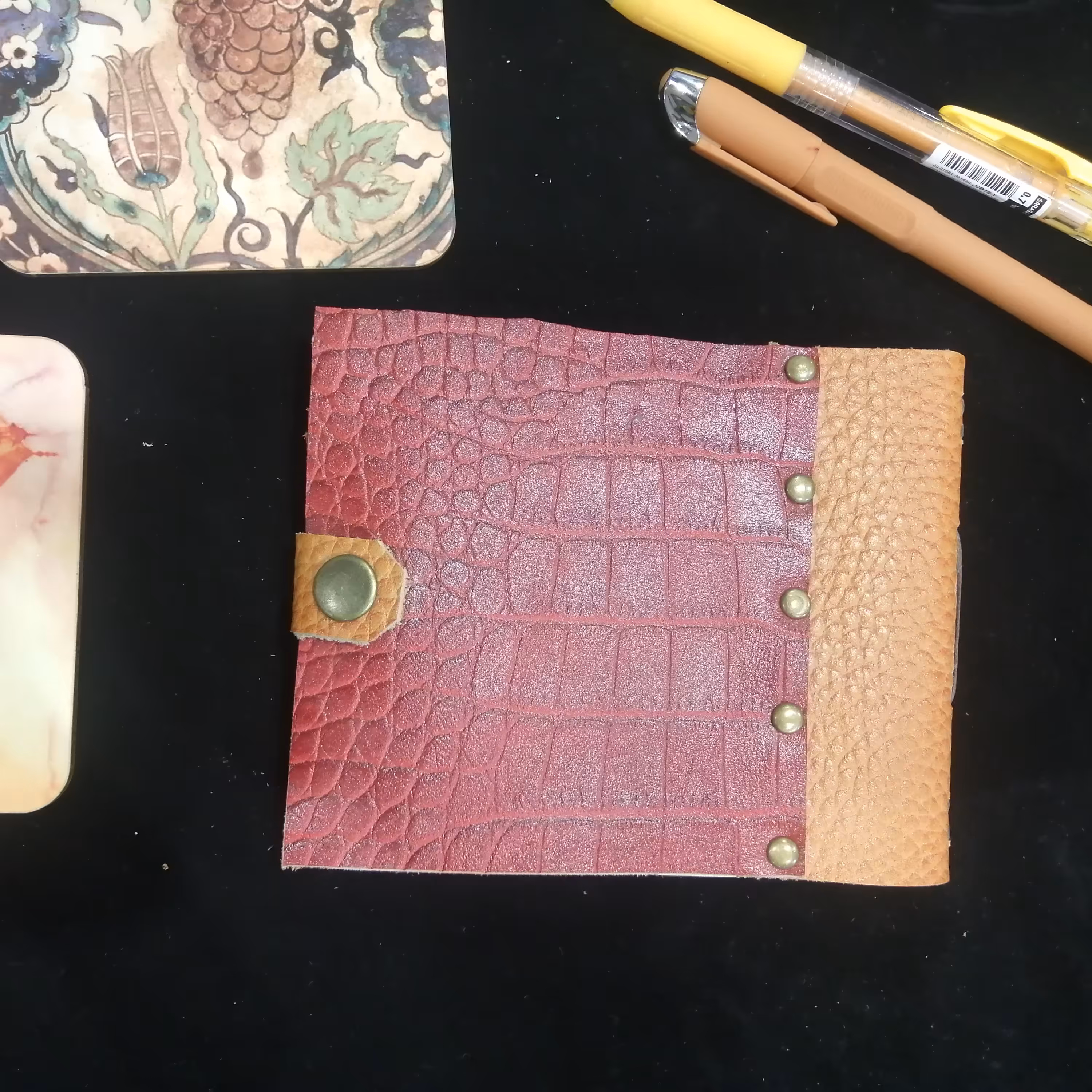 دفترچه جلد چرمی طبیعی دو رنگ قرمز و شتری 