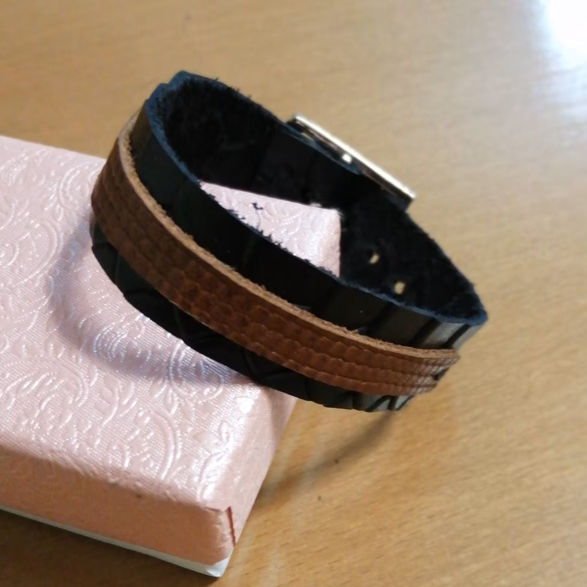 دستبند. تمام چرم. پوست ماری. 