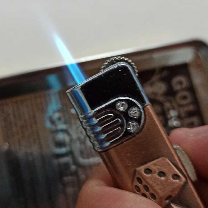 فندک گازی ، طرح تاس ،  رنگ آجری ، فندک کمپ ، فندک سفری 