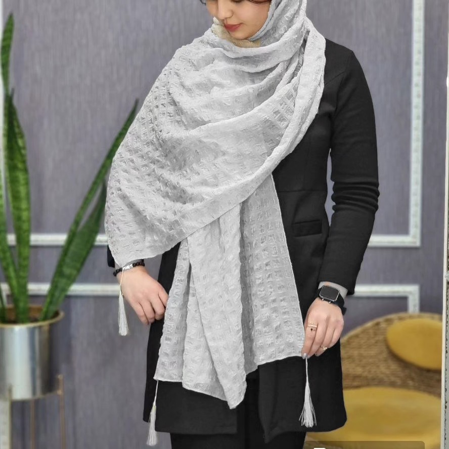 شال نخی پفکی منگوله دار ایرانی رنگ خاکستری روشن