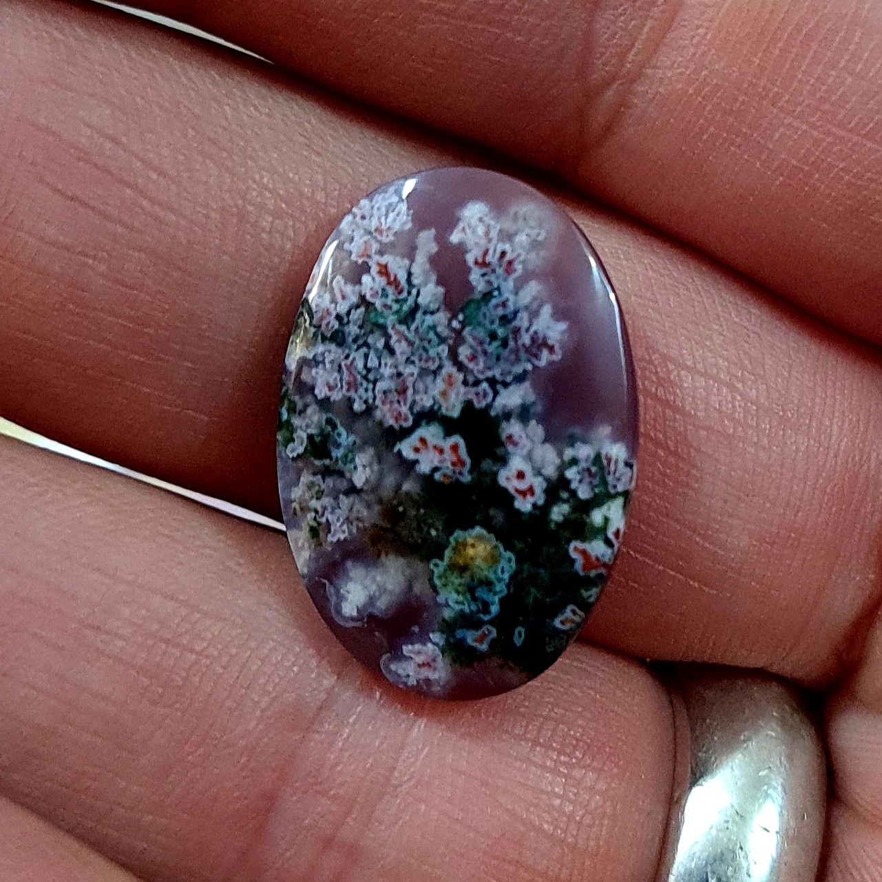 نگین عقیق هفت رنگ زیبا  با گل های صورتی