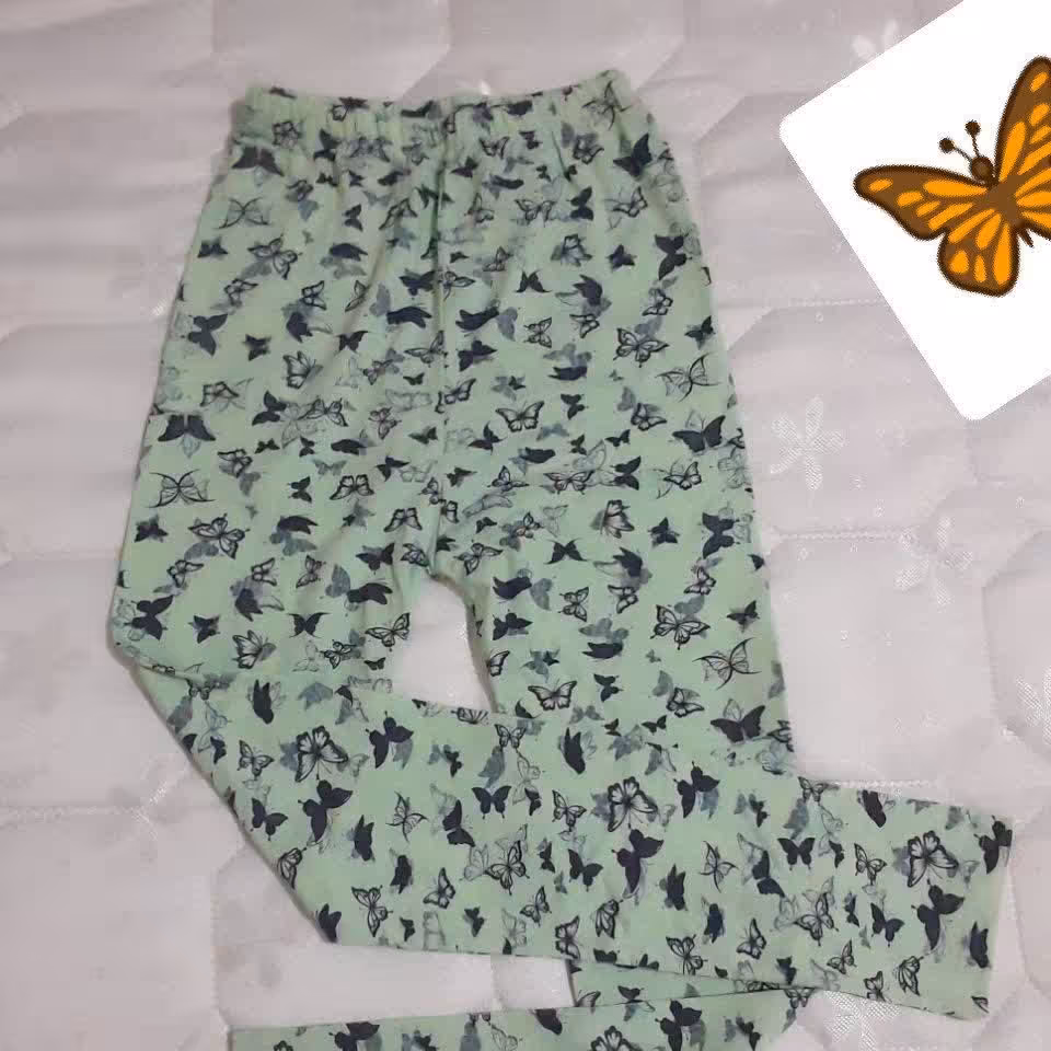 شلوار دخترانه مدل پروانه جنس نرم ولطیفی داره  وخیلی شیک وقشنگه  فقط دوتا مونده سبز سایز 90  وگلبهی  سایز 80