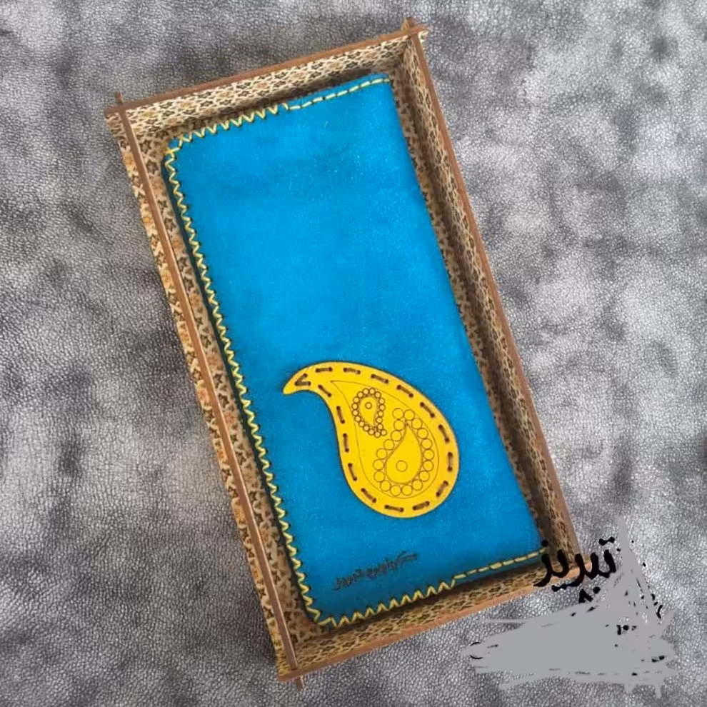کیف پول چرم طبیعی دستدوز  چرم تبریز دوخته شده از چرم اشبالت گاوی آبی فیروزه ای خوشرنگ با تکه دوزی بته جقه سفارشی
