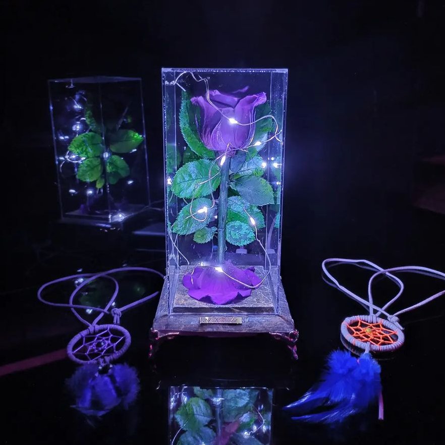 گل رز جاودان تک شاخه بنفش باکس پلکسی مستطیل سنگ مرمر با ریسه آفتابی و مهتابی - کد 109