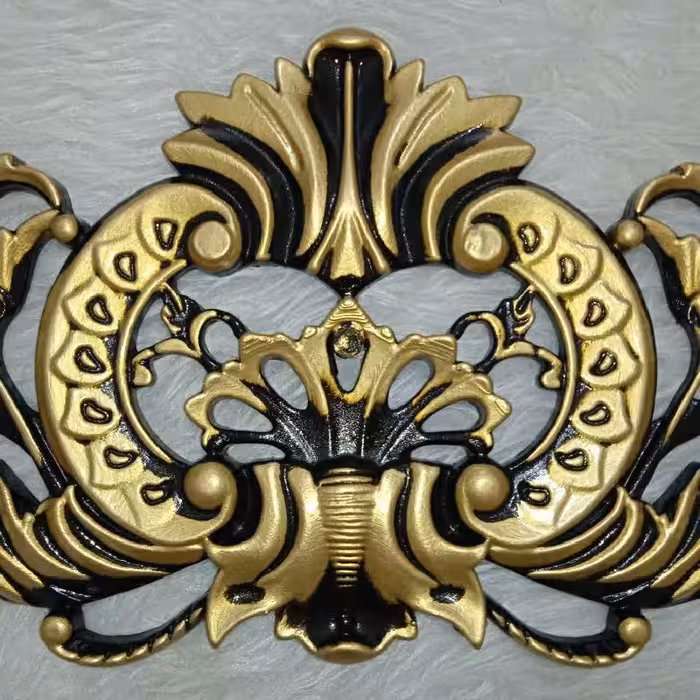 قطعه تزئینی تاجی. پلیمری. طلایی جدید شاپان. آماده نصب