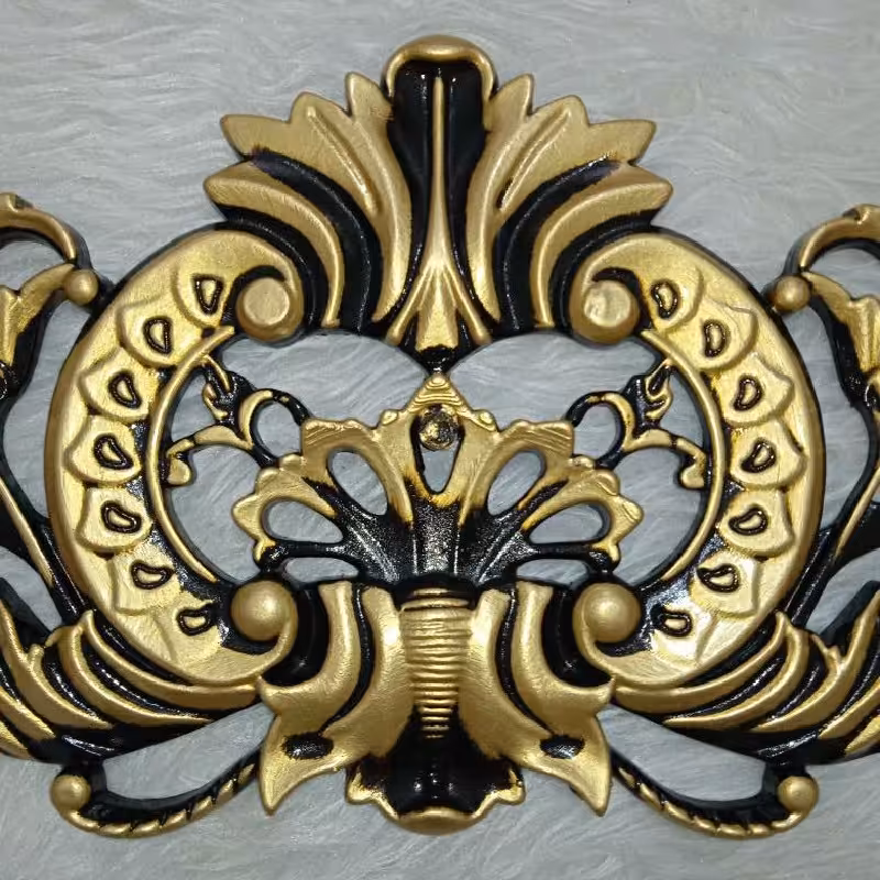 قطعه تزئینی تاجی. پلیمری. طلایی جدید شاپان. آماده نصب