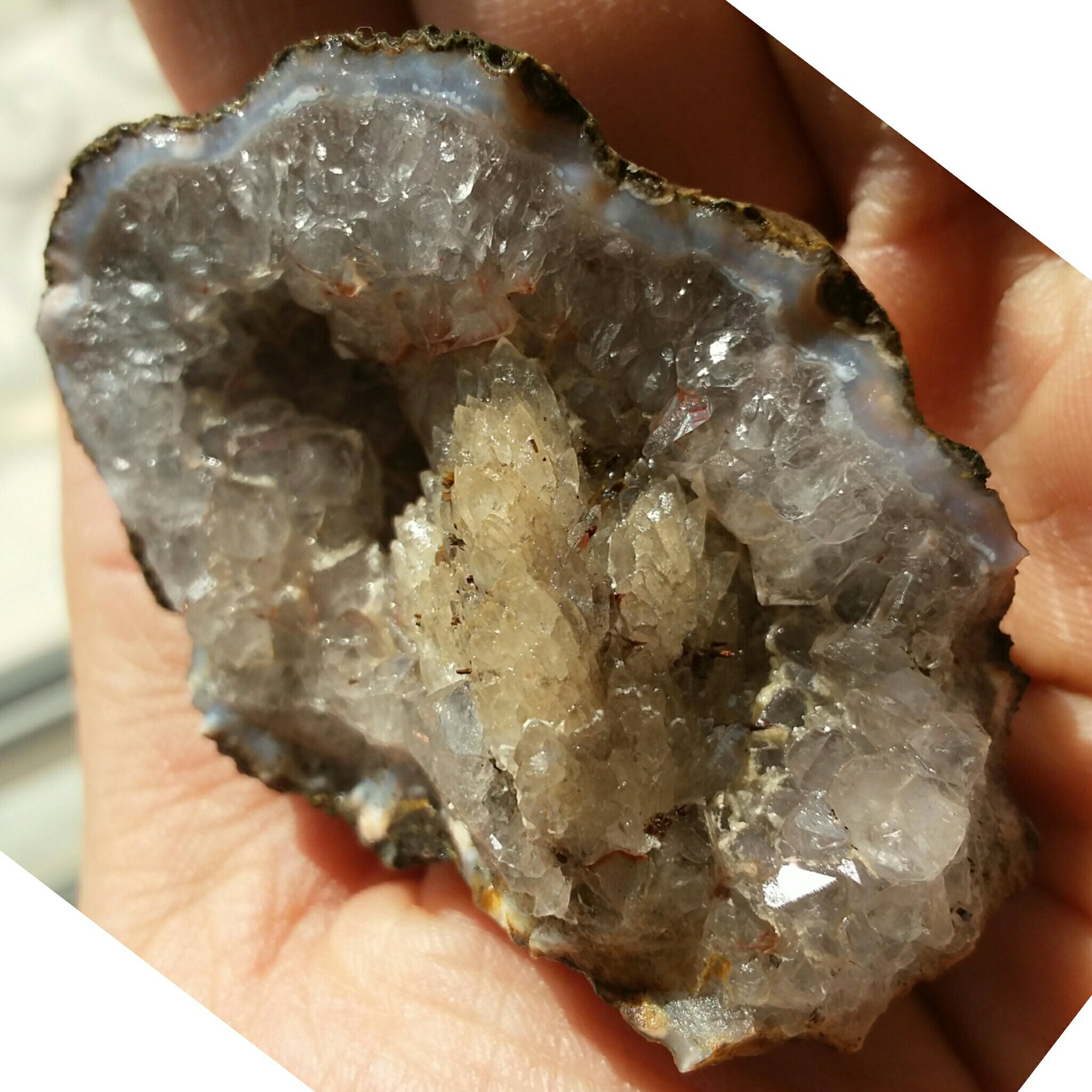 نمونه کلکسیونی سنگ راف توپی تو خالی پر بلور محشششر شاهکار خلقت 100 در 100 طبیعی