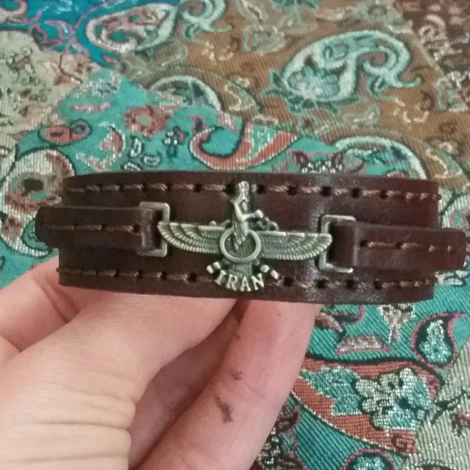 دست بند چرم گاو دست دوز پلاک زردقلم رنگ ثابت