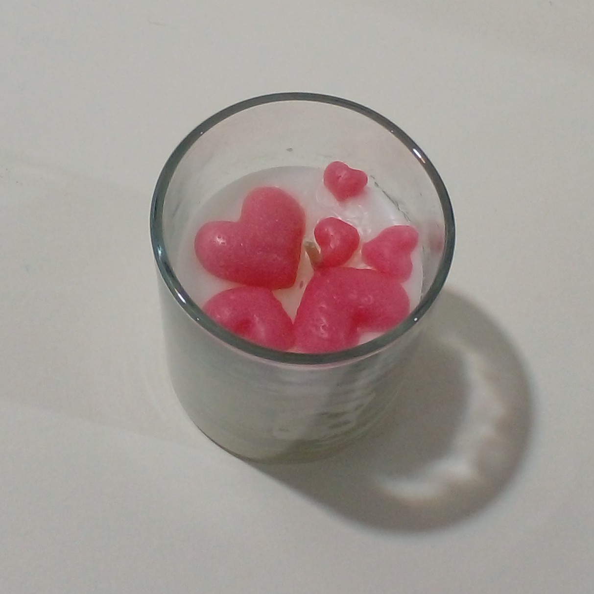 شمع شیشه ایی جار دست ساز طرح قلب های فانتزی رنگ سفید با قلب های صورتی وزن 373 گرمی طول 8 سانتی قطر 8 سانتی بدون حساسیت