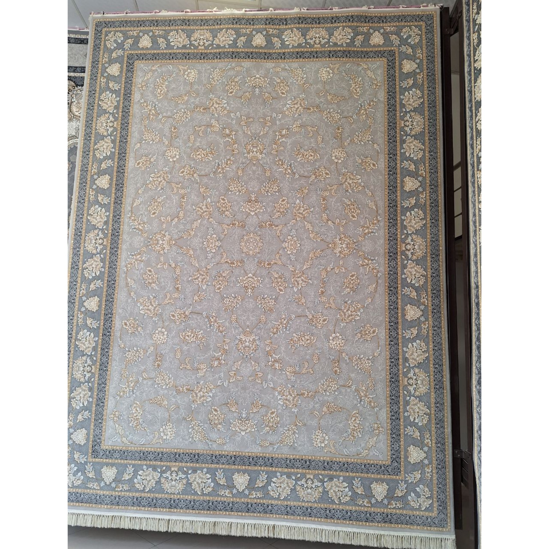 فرش ماشینی 700 شانه اصل10 رنگ با تراکم 2550 طرح النا طلاکوب زمینه سیلور 12 متری جنس اکرولیک