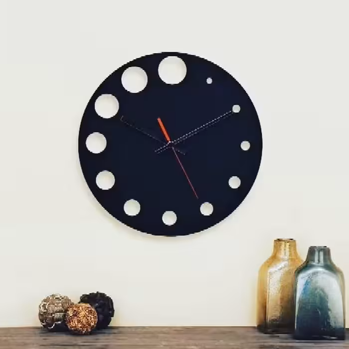 ساعت دیواری چوبی روکش دار  با موتور و عقربه های بسیار مقاوم 