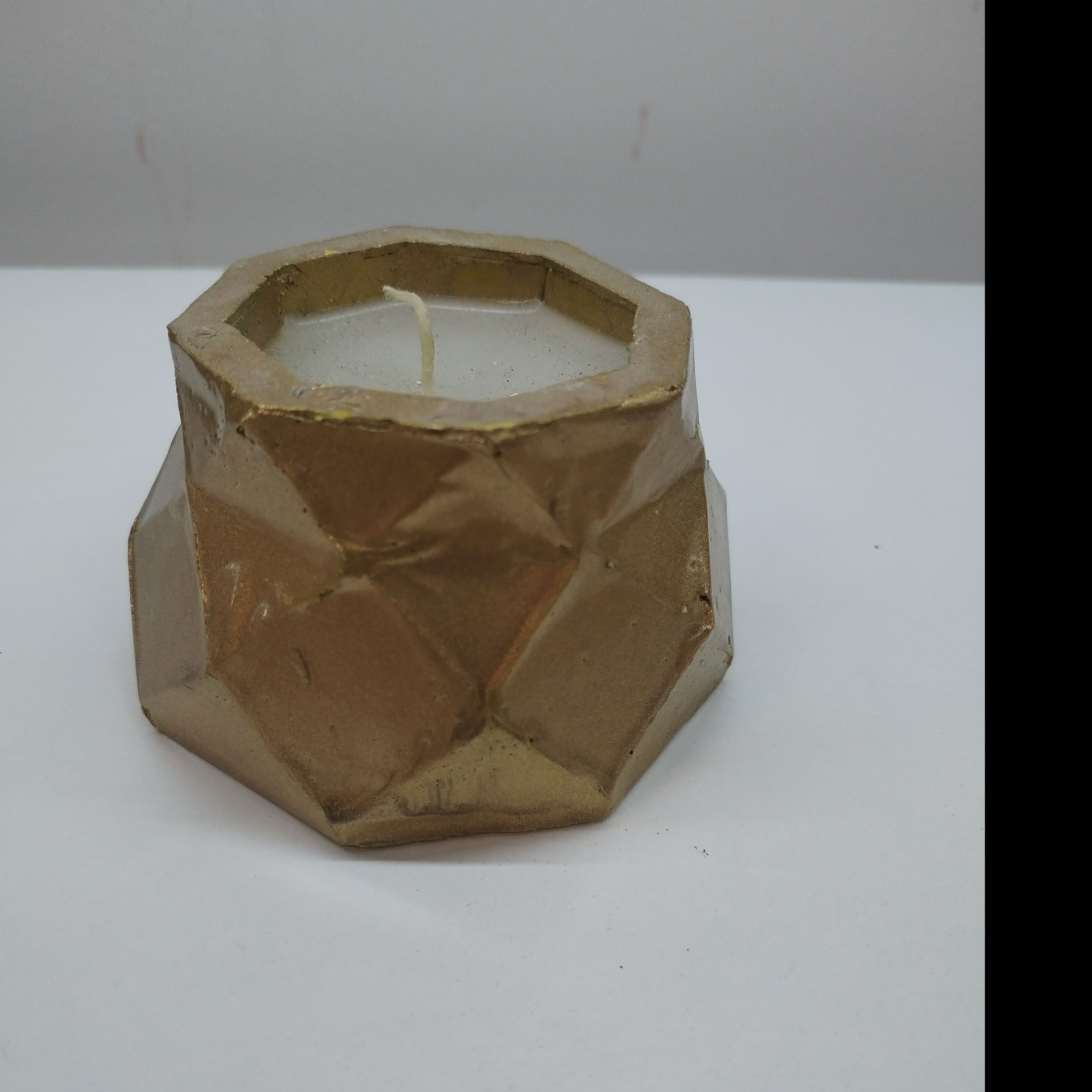 شمع بتنی مدرن مدل آرام رنگ طلایی