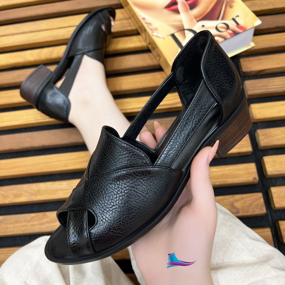 کفش کلاسیک
کد 590 
قالب استاندارد 
جنس چرم 
مدل جدید
پاخور شیک
پاشنه 3 سانت
Size 36 ta 41