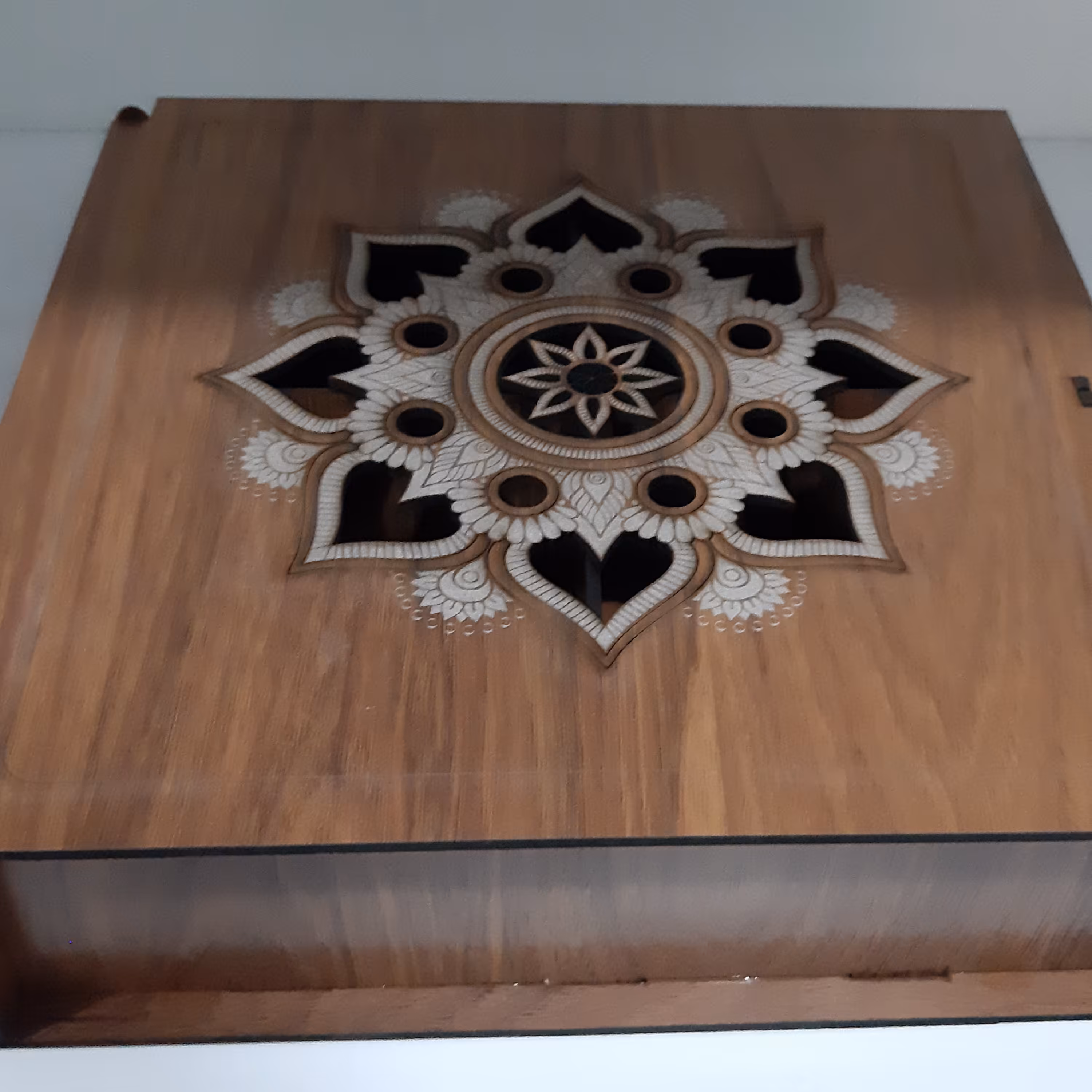 جعبه چوبی برش لیزری مخصوص تی بگ و دمنوش و رنگ گردویی