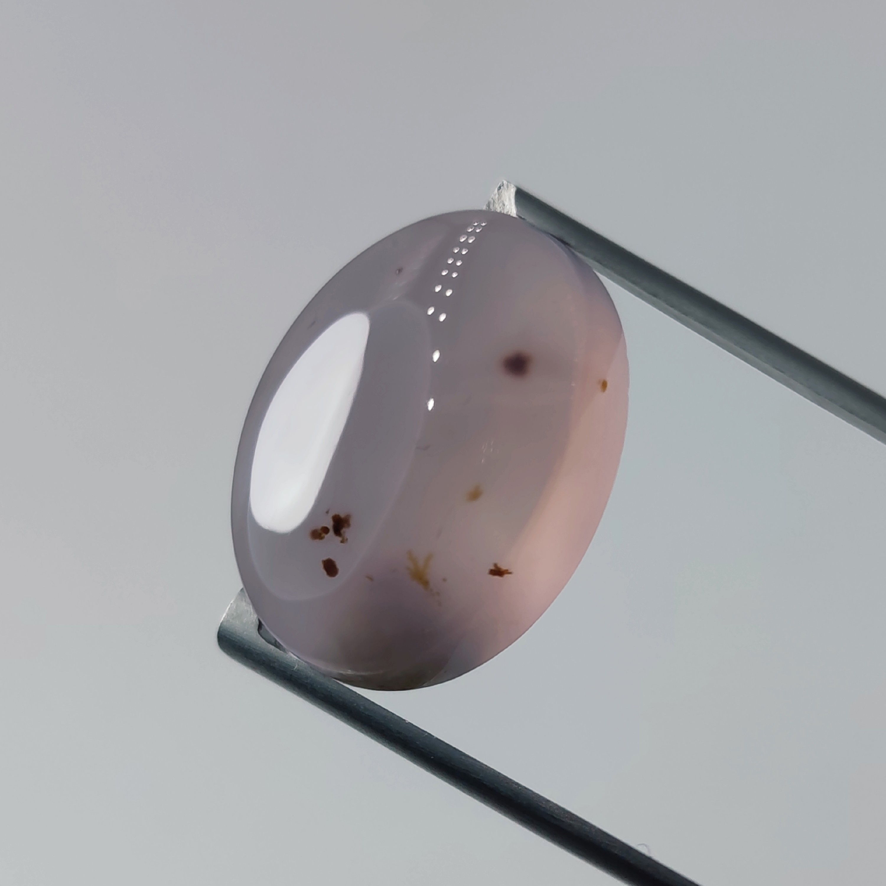 نگین عقیق شجر معدنی زمینه سوسنی (شفاف)