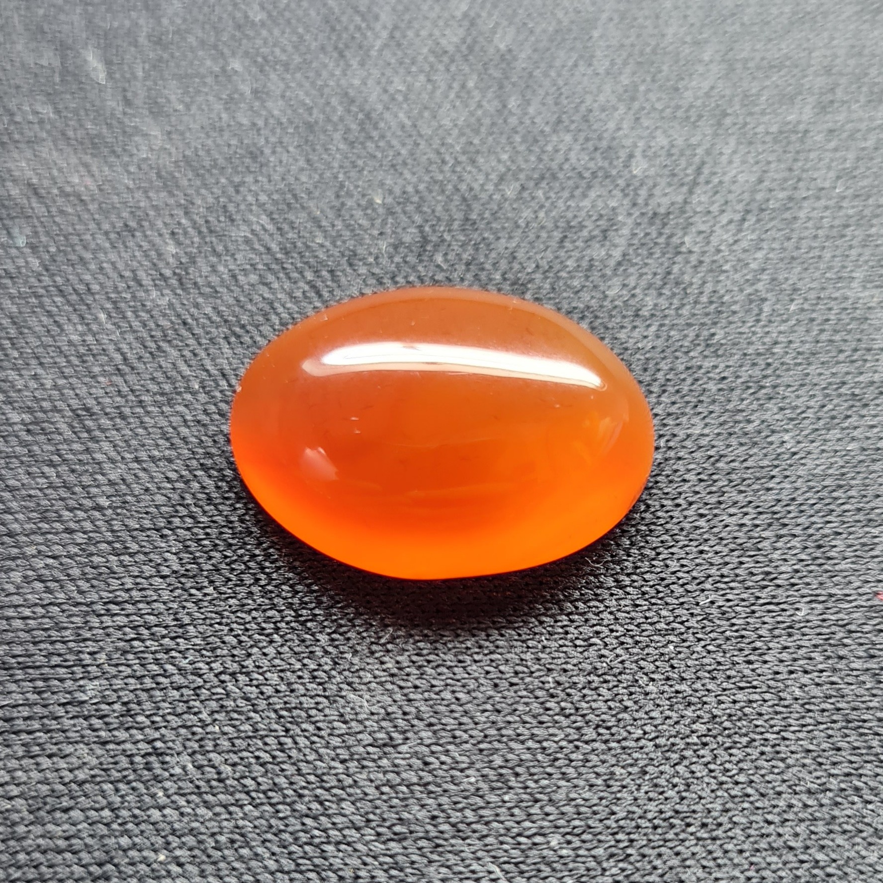 نگین عقیق قرمز. مشخصات. طول  1.8 سانتی متر. عرض 1.3 سانتی متر. ارتفاع 0.5 سانتی متر.